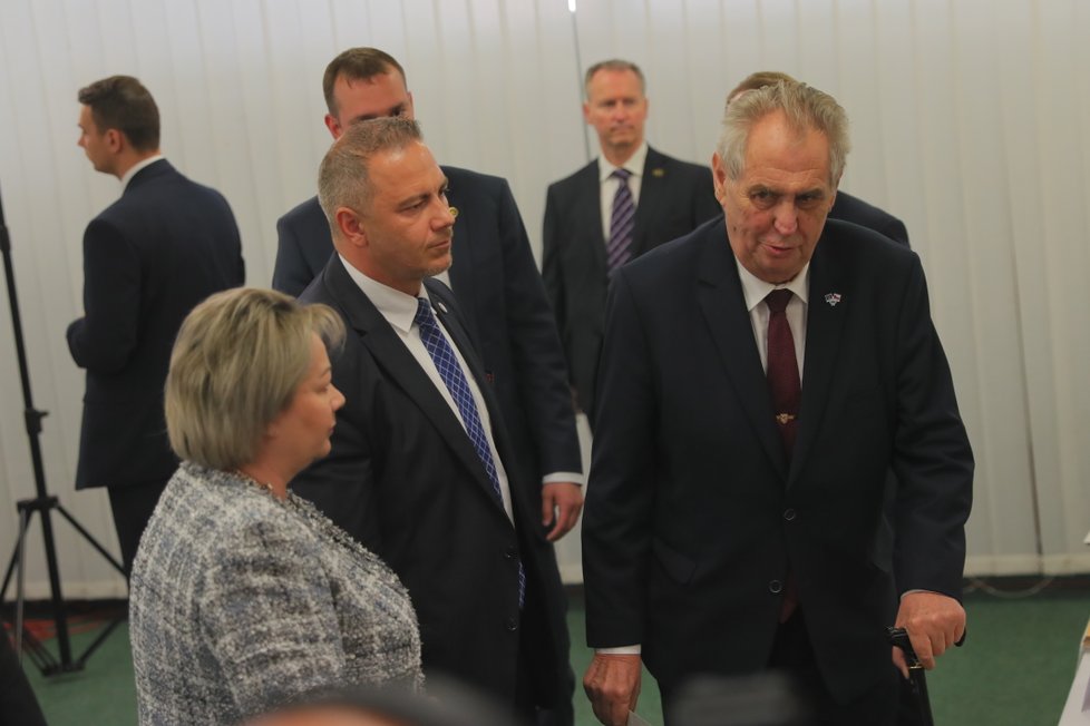 Prezident Miloš Zeman volil v eurovolbách společně s manželkou Ivanou. (24. 5. 2019)