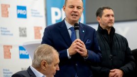 Miloš Zeman vyrazil na sněm PRO a podpořil Jindřicha Rajchla (6.12.2025)