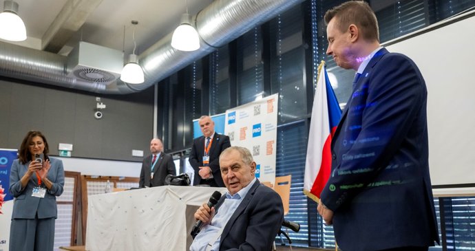 Miloš Zeman vyrazil na sněm PRO a podpořil Jindřicha Rajchla (6.12.2025)