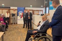 Zeman si kopl do Fialy: „Amatérská a tragikomická vláda.“ Přijel podpořit Rajchla