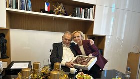 Miloš Zeman a Kateřina Konečná (KSČM) v kanceláři exprezidenta (prosinec 2025)