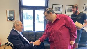 Exprezident Zeman oslaví 79 let: V kanceláři přijímal gratulace a dary, volal mu i Fico