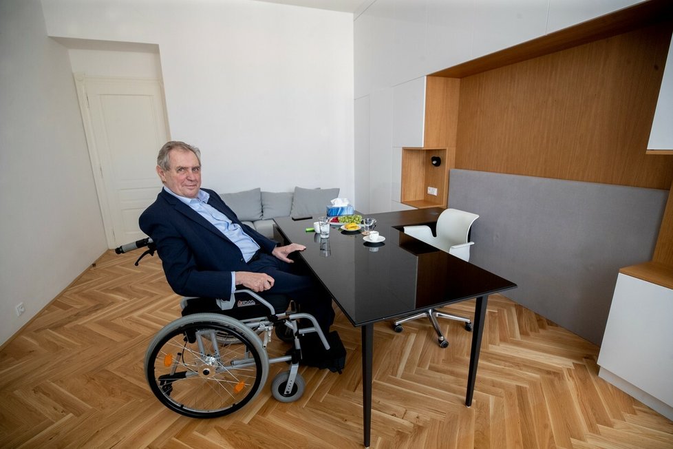 Miloš Zeman ve své nové kanceláři na Praze 6