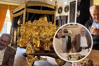Zeman slavil 82. narozeniny: Burčák, obří kremrole, zlatý kočár i oslava na Hluboké