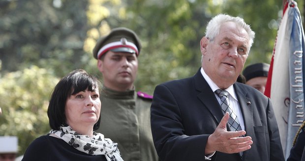 Miloš Zeman s první dámou na oficiální návštěvě Francie.