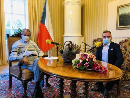 Prezident Miloš Zeman s moderátorem Lubošem Procházkou při rozhovoru pro Frekvenci 1