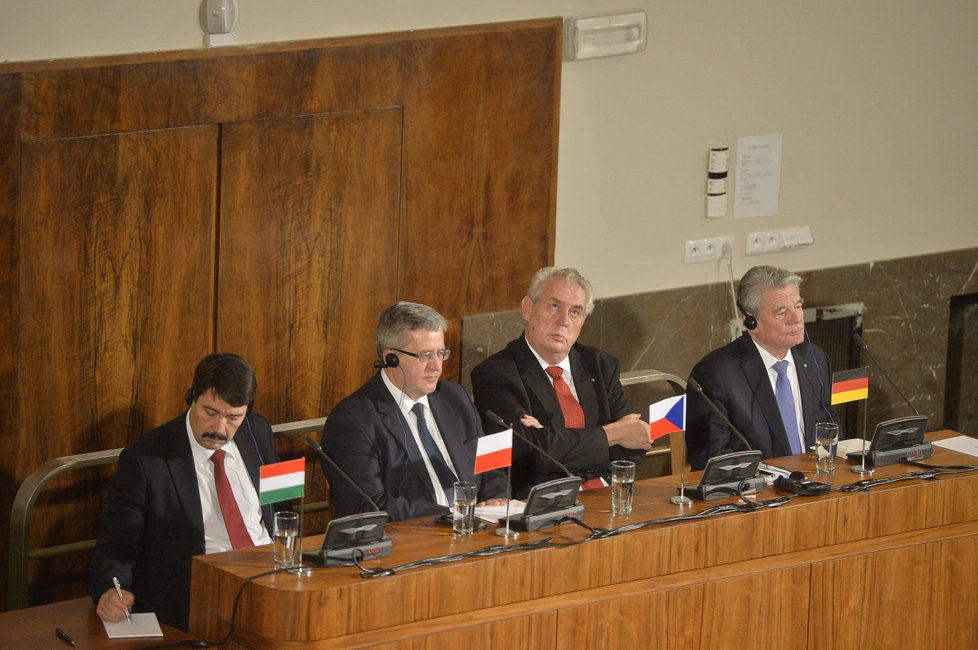 Miloš Zeman a další středoevropští prezidenti vystoupili 17. listopadu 2014 na Právnické fakultě Univerzity Karlovy v Praze.