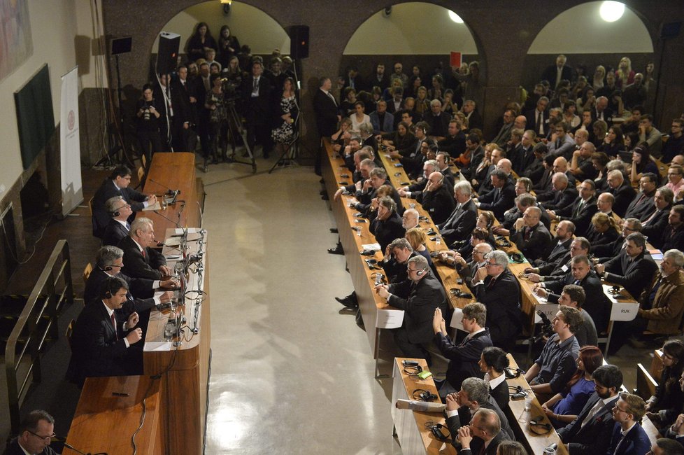 Miloš Zeman a další středoevropští prezidenti vystoupili 17. listopadu 1989 na Právnické fakultě Univerzity Karlovy v Praze.