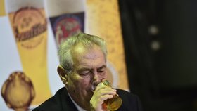 Miloš Zeman ochutnal v Harrachově pivo z tamního minipivovaru.