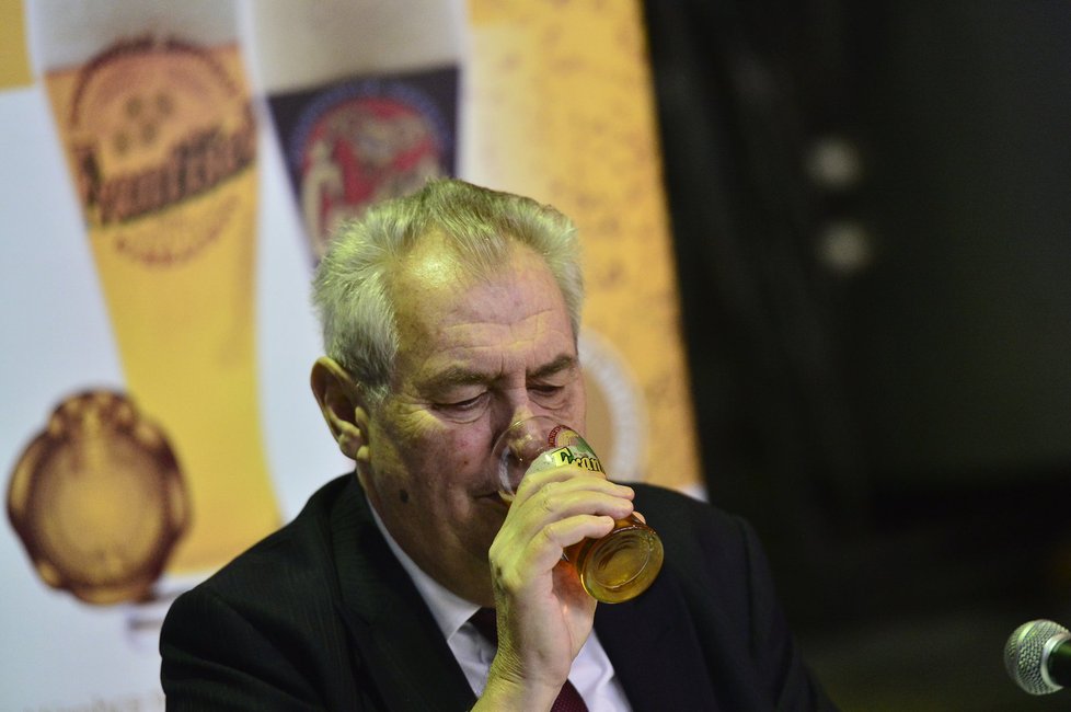 Miloš Zeman ochutnal v Harrachově pivo z tamního minipivovaru.