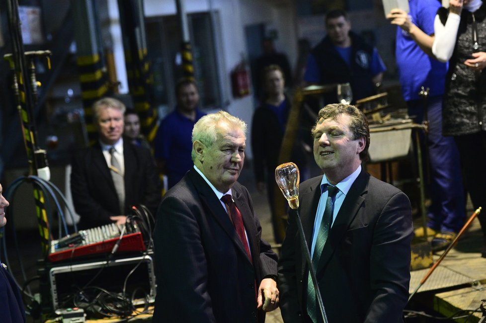Prezident Zeman v Libereckém kraji: Zavítal do sklárny a minipivovaru v Harrachově.