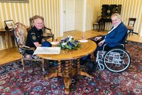 Zeman děkoval šéfovi hasičů za zásah v Českém Švýcarsku. Koupí Česko větší vrtulníky a letadla?