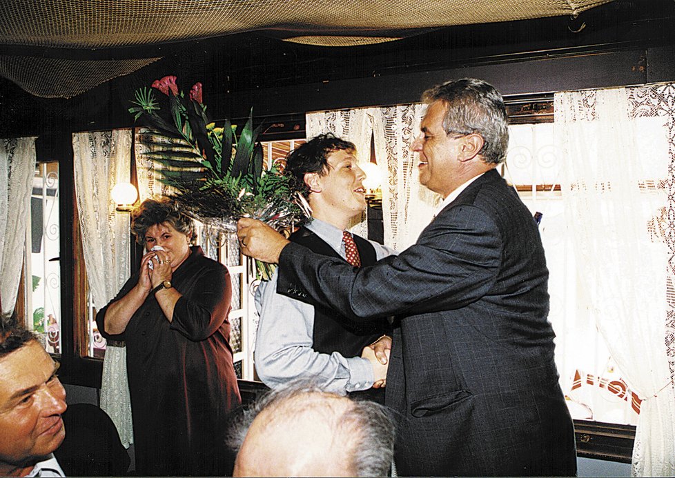 Miloš Zeman a Stanislav Gross v dobách, kdy si velmi politicky rozumněli. Současný prezident byl popřát svému oblíbenci i k promoci.