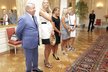 Usměvavá Petra Kvitová na Hradě: Za prezidentem vyrazila v bílých šatičkách s černým lemem. A v botách na vysokém podpatku