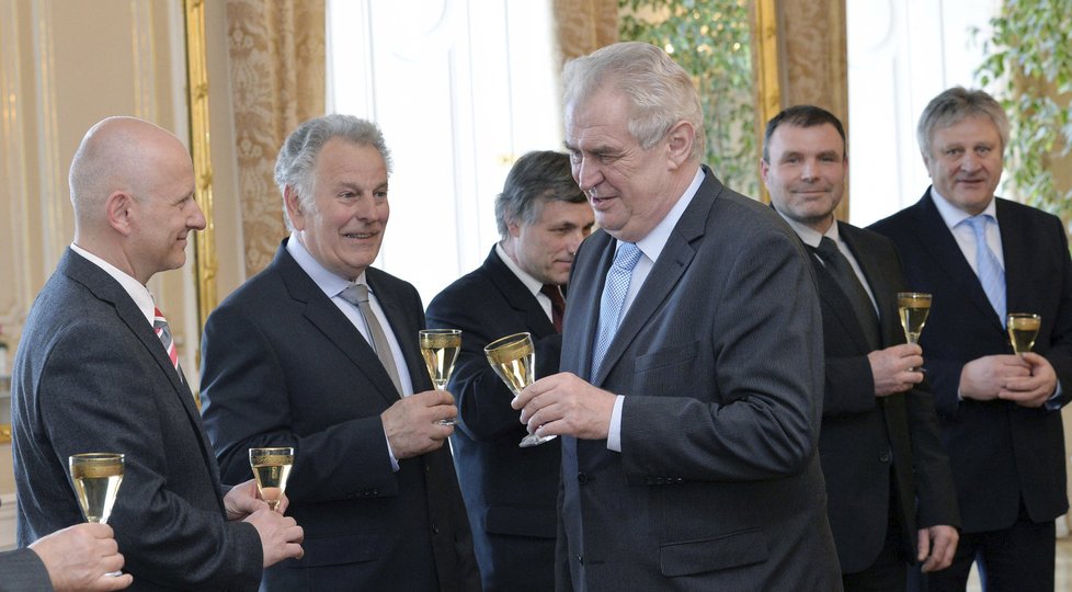 Prezident Miloš Zeman si na Hradě připil vínem. Předával ocenění vítězům Národní soutěže vín