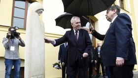 Miloš Zeman v Hradci Králové: S hejtmanem Francem u sochy svaté Anežky (31. 3. 2016)