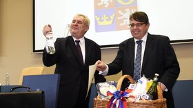 Miloš Zeman v Hradci Králové: S hejtmanem Francem nad dary (31. 3. 2016)