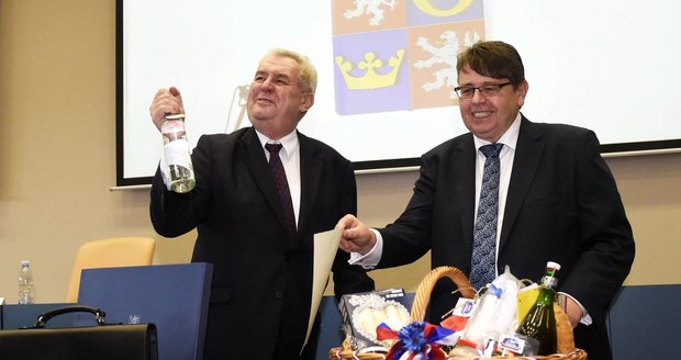 Zeman zuří kvůli zohavení rudých vlajek. Úsměv mu ale vyčarovala slivovice