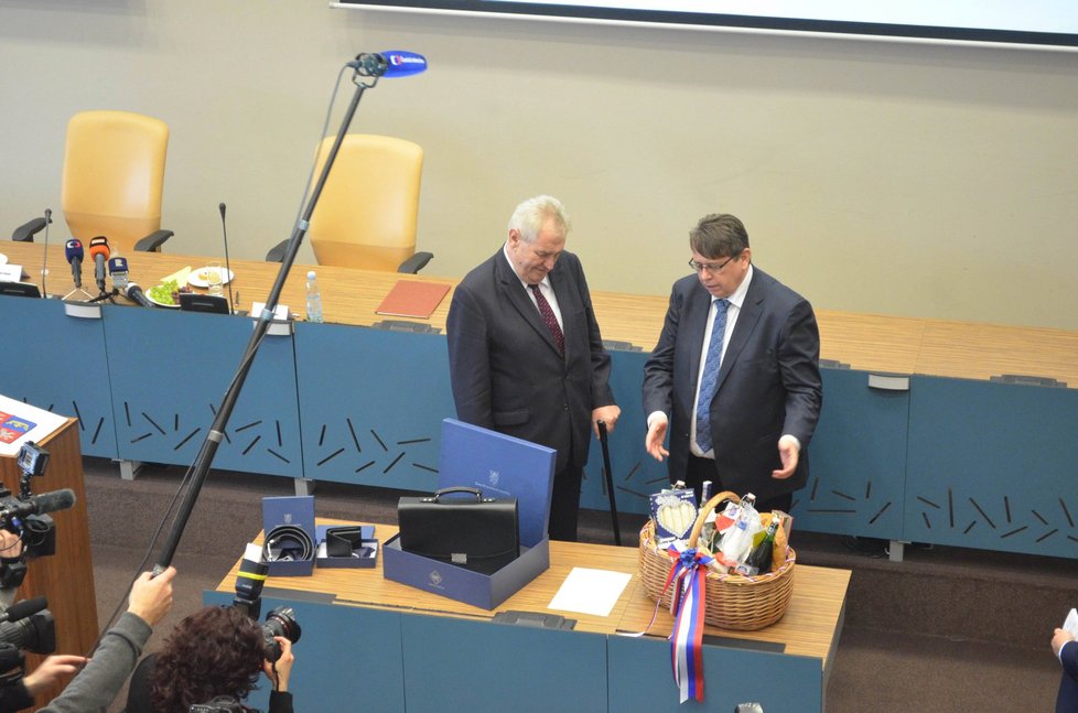 Miloš Zeman v Hradci Králové: S hejtmanem Francem nad dary (31. 3. 2016)