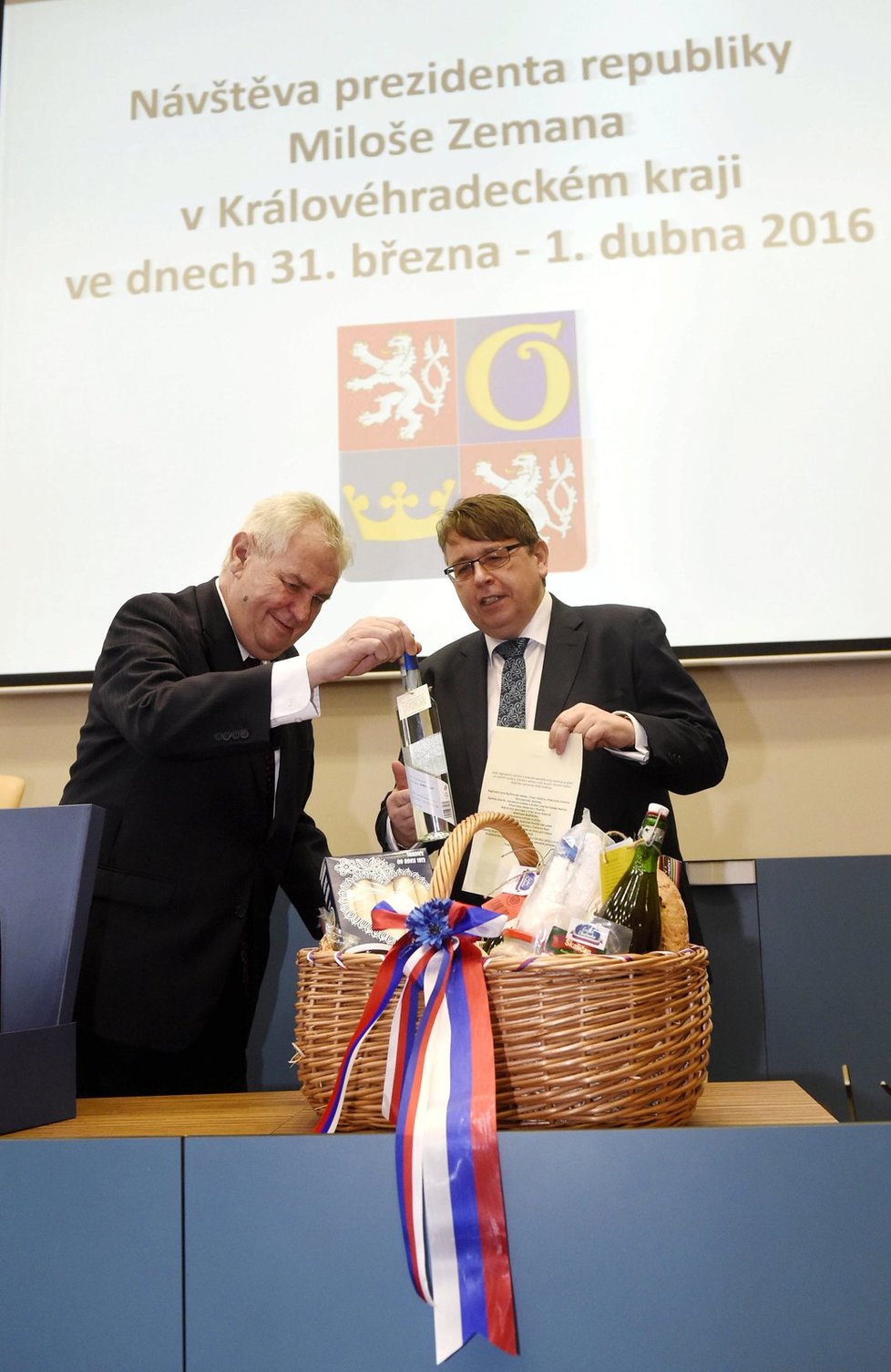 Miloš Zeman v Hradci Králové: S hejtmanem Francem nad dary (31. 3. 2016)