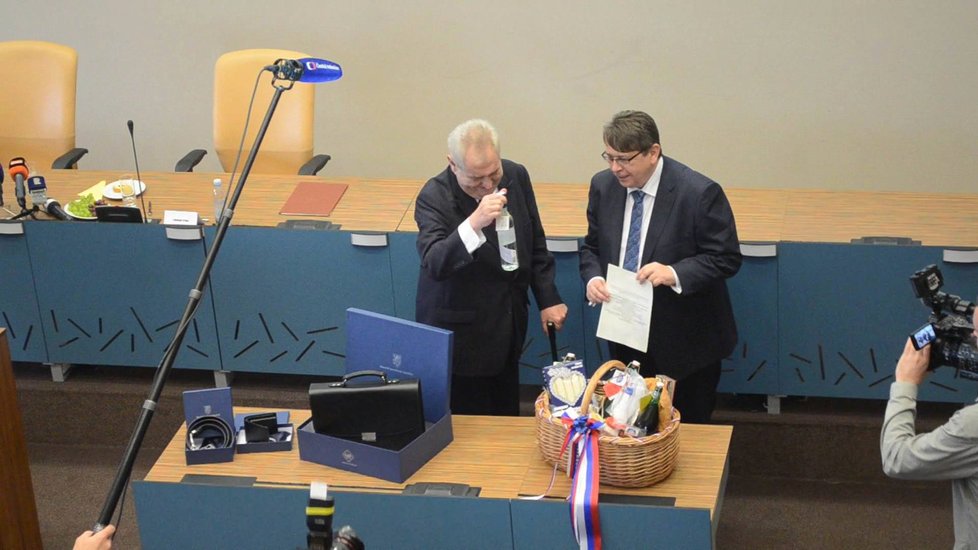 Miloš Zeman v Hradci Králové: S hejtmanem Francem nad dary (31. 3. 2016)