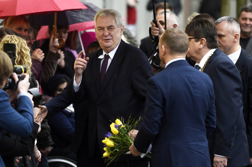 Miloš Zeman v Hradci Králové: Příjezd do kraje (31. 3. 2016)