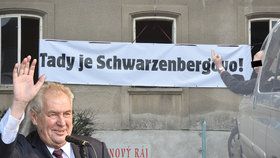 Miloš Zeman navštívil Vrchlabí a Kostelec. „Tady je Schwarzenbergovo,“ hlásali jeho odpůrci.