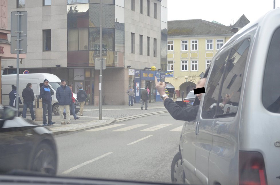 Během průjezdu prezidentské kolony ve Vrchlabí se objevil i vztyčený prostředníček.
