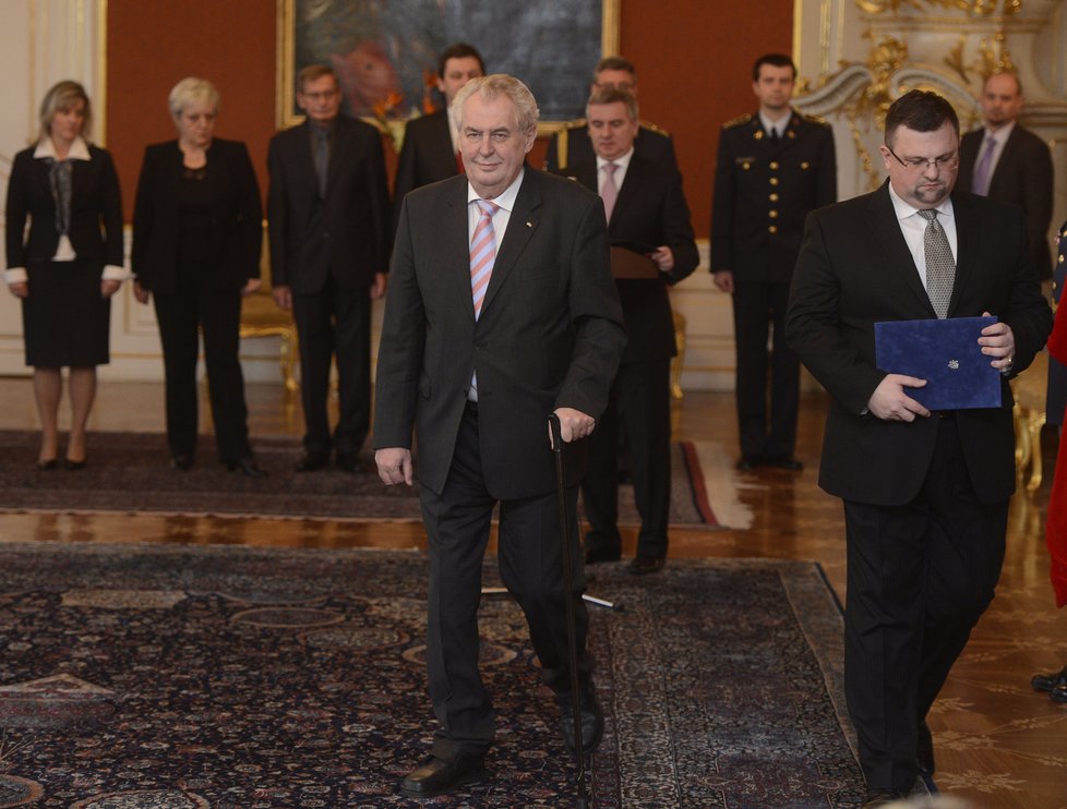Prezident Miloš Zeman musel kvůli kotníku do nemocnice.