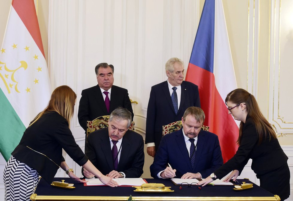 Prezident Miloš Zeman a tádžický prezident Imomali Rachmon ve čtvrtek na Pražském hradě jednali o vzájemných vztazích, ekonomické spolupráci nebo terorismu.