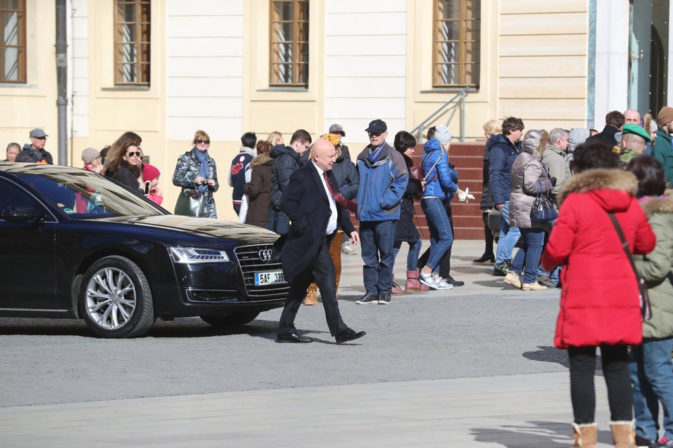 Návštěvníci čekají na inauguraci Miloše Zemana