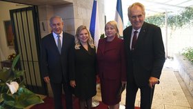 Miloše Zemana a první dámu Ivanu přivítal izraelský premiér Benjamin Netanjahu s manželkou Sarou.