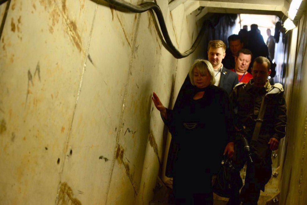Také první dáma Ivana Zemanová se u pásma Gazy vydala do tunelu, který vyhloubili teroristé