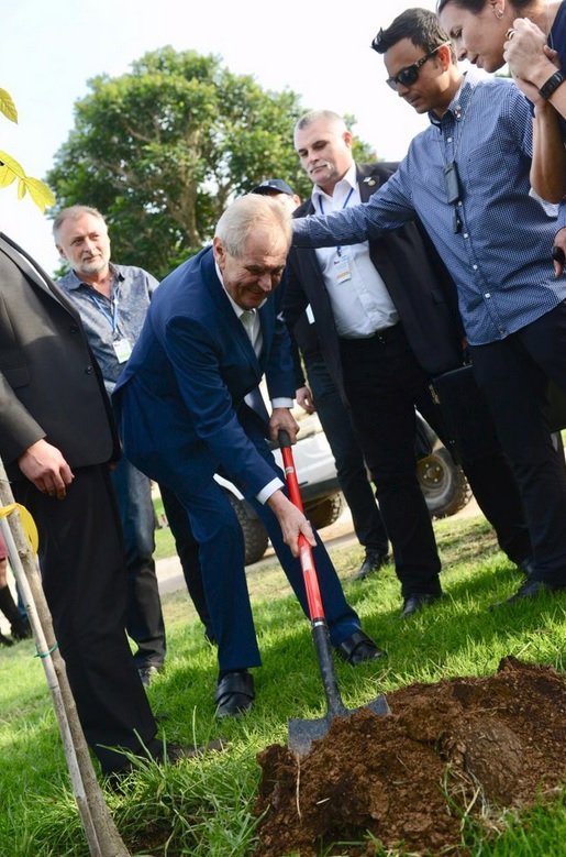 Miloš Zeman se v Izraeli vydal i na hranici s Pásmem Gazy. Strom zasadil nedaleko od nedávného dopadu rakety Hamásu.