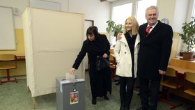 Miloš Zeman pózuje s dcerou Kateřinou, zatímco jeho manželka Ivana hází do urny svůj hlas