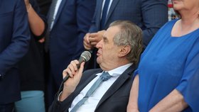 Prezident Miloš Zeman s manželkou Ivanou při zahájení školního roku na Základní škole Charlotty Garrigue Masarykové v Lánech. (1.9.2022)