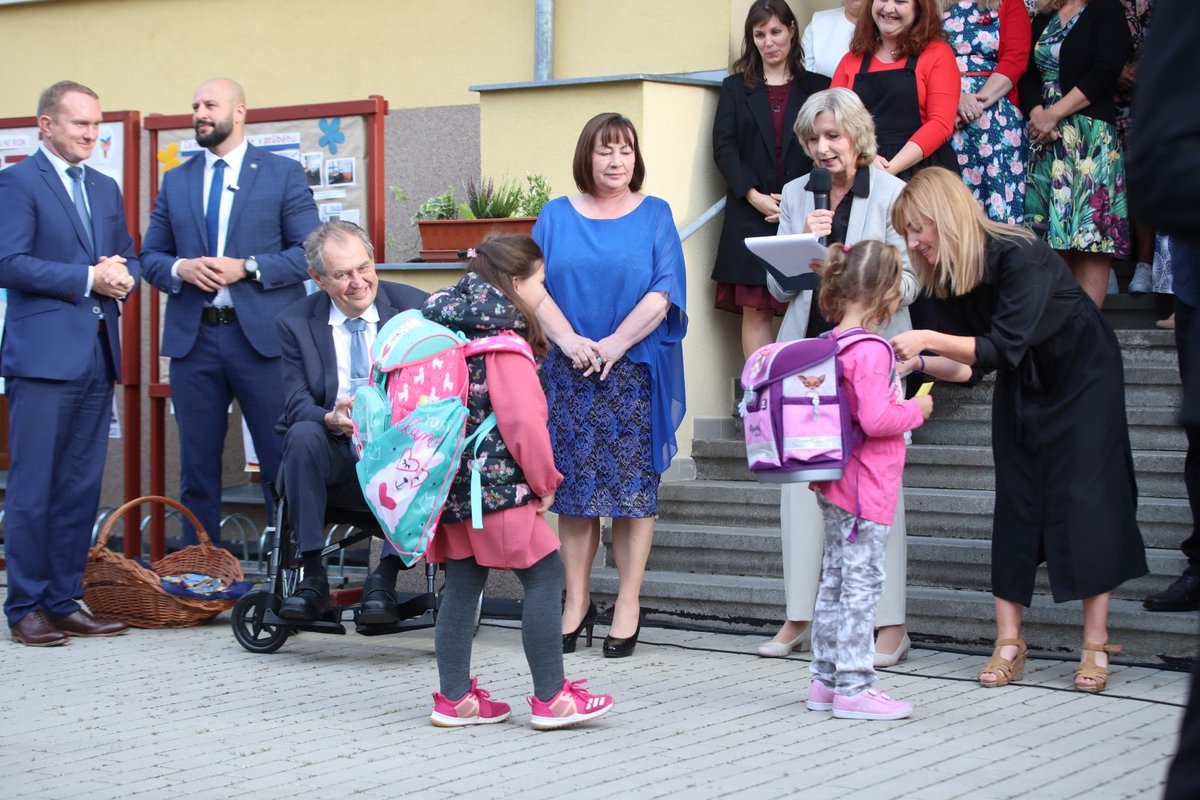 Prezident Miloš Zeman s manželkou Ivanou při zahájení školního roku na Základní škole Charlotty Garrigue Masarykové v Lánech. (1.9.2022)