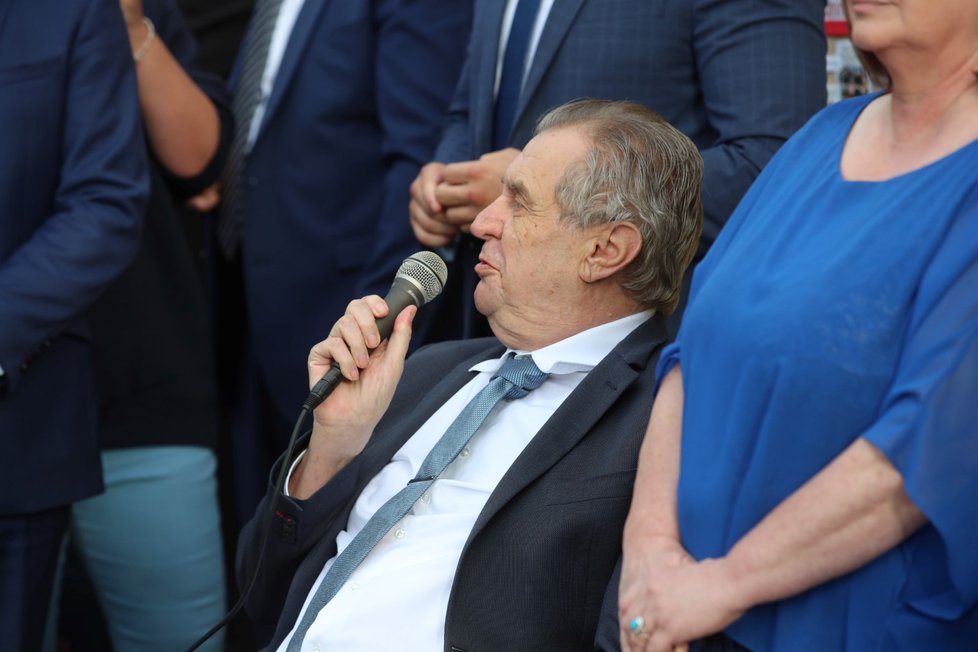 Prezident Miloš Zeman s manželkou Ivanou při zahájení školního roku na Základní škole Charlotty Garrigue Masarykové v Lánech. (1.9.2022)