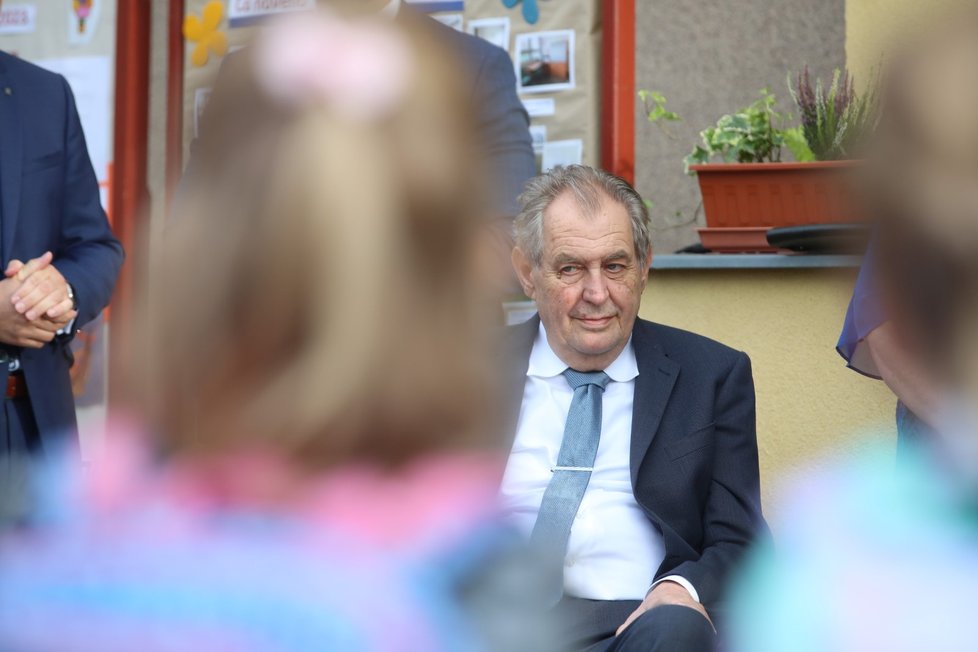 Prezident Miloš Zeman s manželkou Ivanou při zahájení školního roku na Základní škole Charlotty Garrigue Masarykové v Lánech. (1.9.2022)