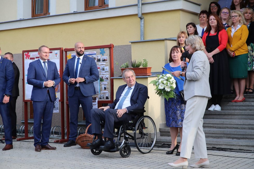Prezident Miloš Zeman s manželkou Ivanou při zahájení školního roku na Základní škole Charlotty Garrigue Masarykové v Lánech. (1.9.2022)