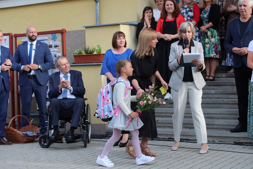 Prezident Miloš Zeman s manželkou Ivanou při zahájení školního roku na Základní škole Charlotty Garrigue Masarykové v Lánech. (1.9.2022)