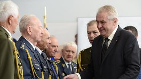 Prezident Zeman děkoval veteránům z druhé světové za jejich zásluhy