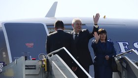Prezident Zeman s první dámou po boku dal na chvíli sbohem Česku: Vyrazil na oslavy výročí vylodění v Normandii