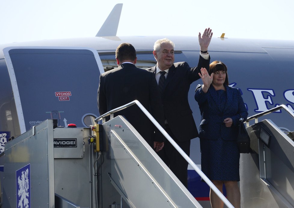 Prezident Zeman s první dámou po boku dal na chvíli sbohem Česku: Vyrazil na oslavy výročí vylodění v Normandii