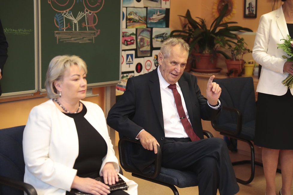 Miloš Zeman v doprovodu manželky Ivany zavítal 3. září 2018 mezi prvňáčky na Praze 6.