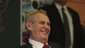 Miloš Zeman v doprovodu manželky Ivany zavítal 3. září 2018 mezi prvňáčky na Praze 6