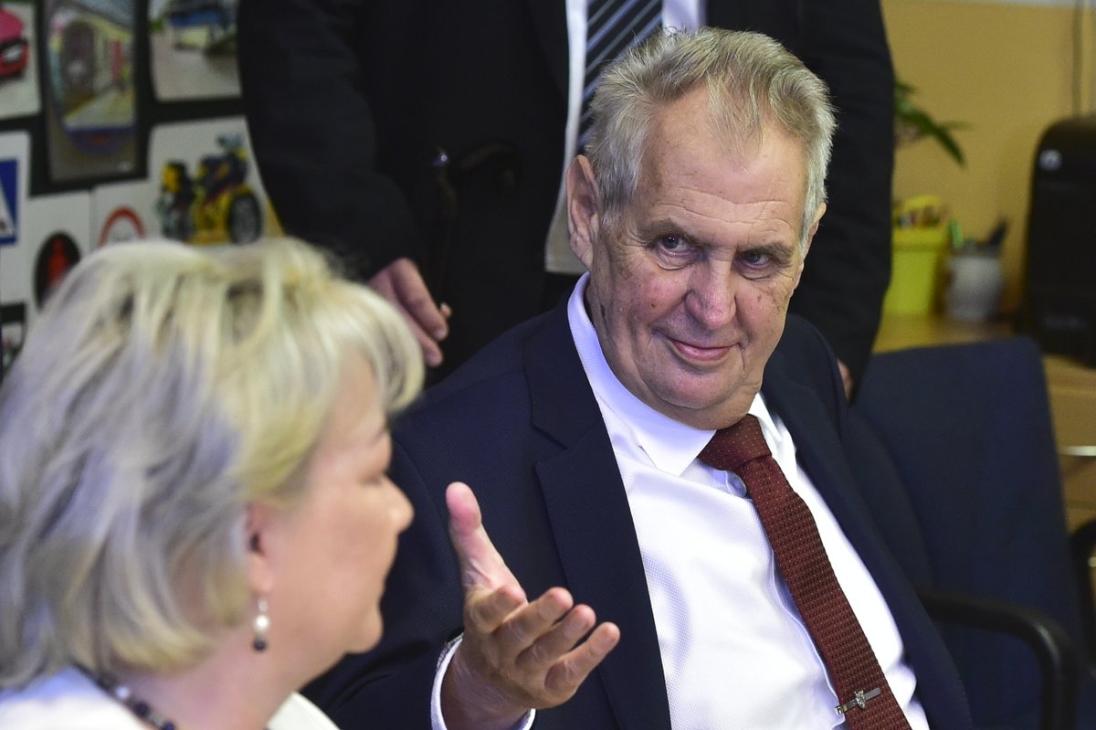 Miloš Zeman v doprovodu manželky Ivany zavítal 3. září 2018 mezi prvňáčky na Praze 6