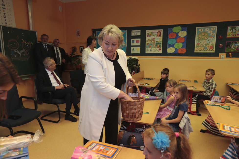 První dáma Ivana Zemanová rozdávala prvňáčkům při zahájení školního roku knížky a sladkosti