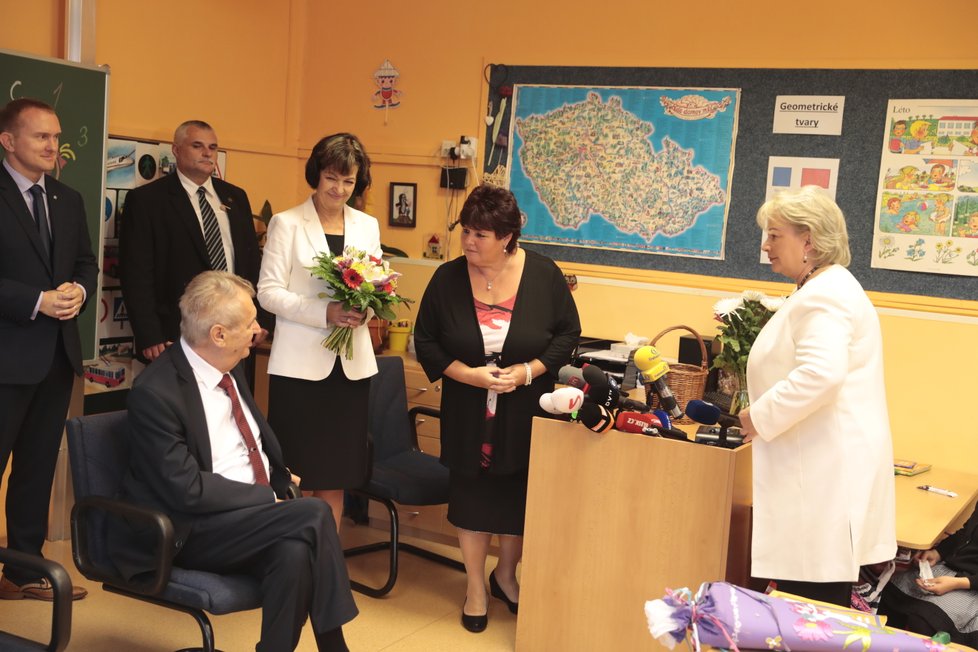 První dáma Ivana Zemanová rozdávala prvňáčkům při zahájení školního roku knížky a sladkosti