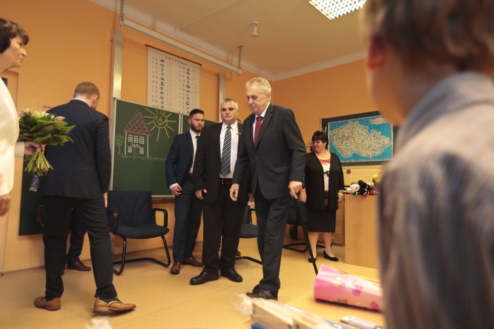 Miloš Zeman v doprovodu manželky Ivany zavítal 3. září 2018 mezi prvňáčky na Praze 6